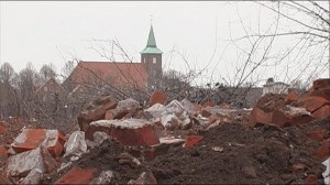 Abrisshaus mit Kirche